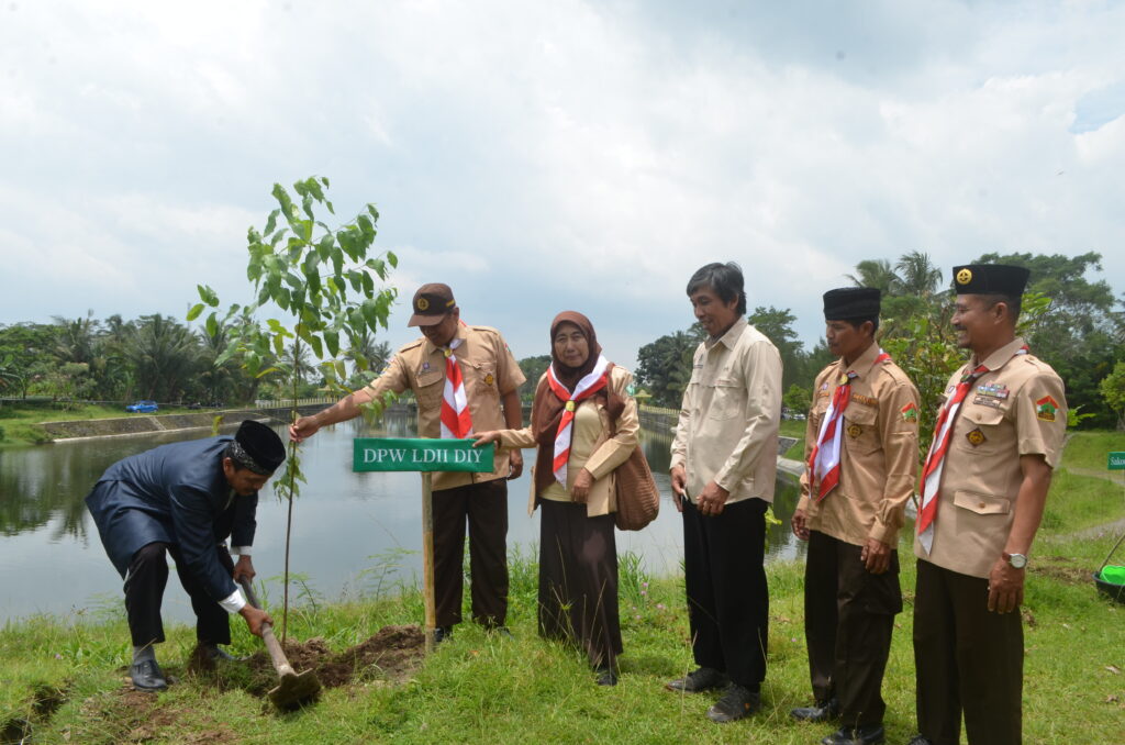 Penanaman Pohon oleh LDII DIY di Kampung Iklim Sangurejo Turi