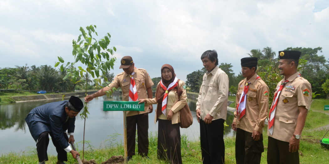 Penanaman Pohon oleh LDII DIY di Kampung Iklim Sangurejo Turi