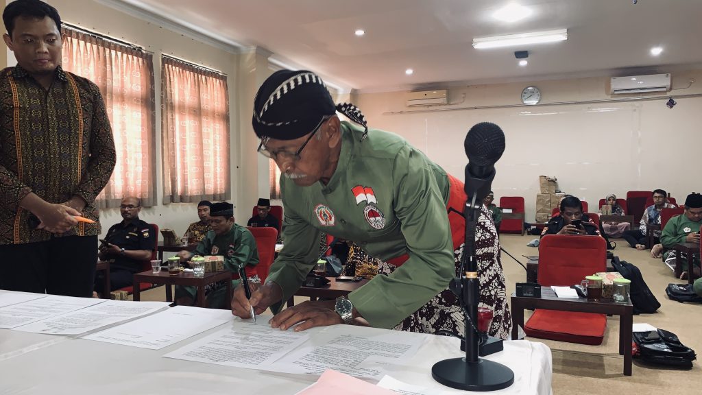 Kapten TNI (Purn) H. Sardjiman Ketua PERSINAS ASAD DIY Tanda Tangani PKS dengan Yayasan Naungan LDII