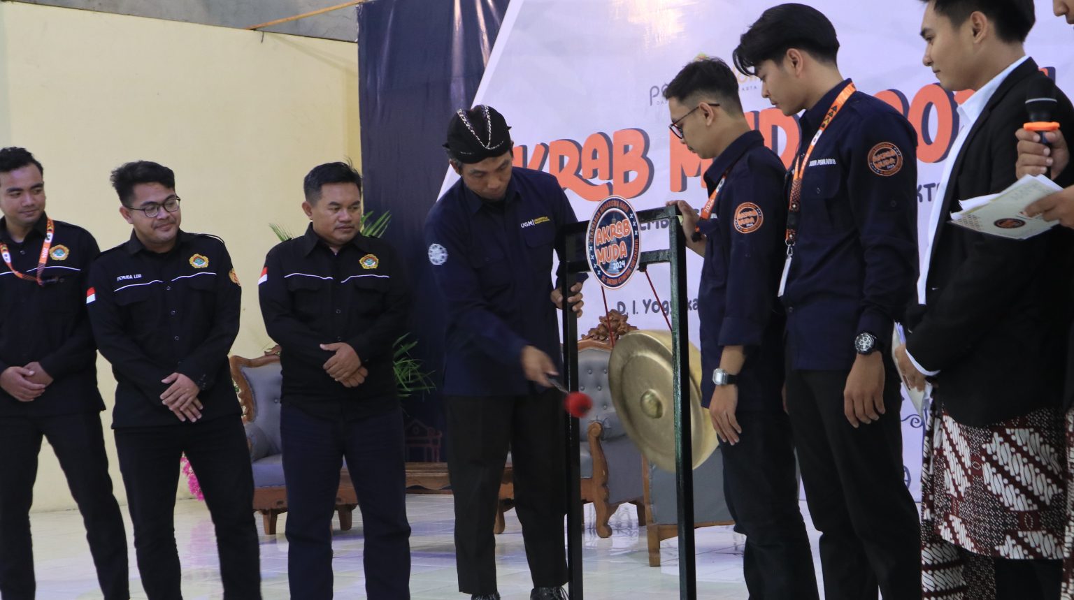 Ketua-DPW-LDII-DIY-membuka-Akrab-Muda-2024-ditandai-pemukulan-gong