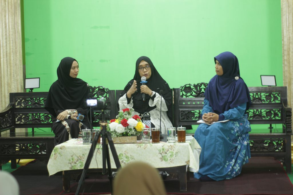 Sesi Materi Kelas Putri yang dipandu oleh Dr. Tika, Sp.KJ Ustazah Atina Catur F yang bertempat terpisah dengan Peserta Putra