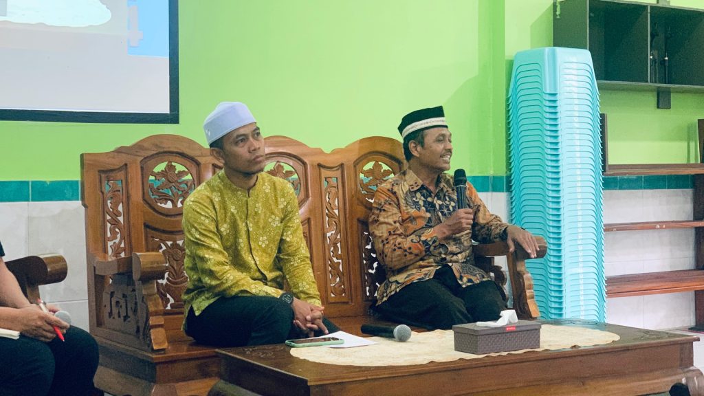 Drs Gatot Wardoyo dan Ustaz Rosyid Kurniawan Menanggapi dan menjawab pertanyaan dari Peserta Materi Kelas