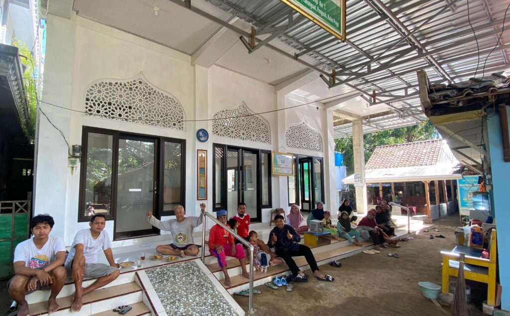 Berfoto bersama usai kerja bakti PAC LDII Tawangsari