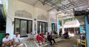 Berfoto bersama usai kerja bakti PAC LDII Tawangsari