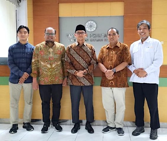 Berfoto Bersama Usai Penandatanganan Nota Kesepakatan Fakultas Kehutanan UGM dengan EcoPesantren Ponpes Gadingmangu (Foto: Dok. UGM)