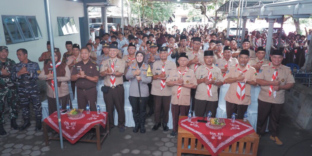 Berfoto Bersama Peserta usai Pembukaan Kemah Santri Sako SPN 2025