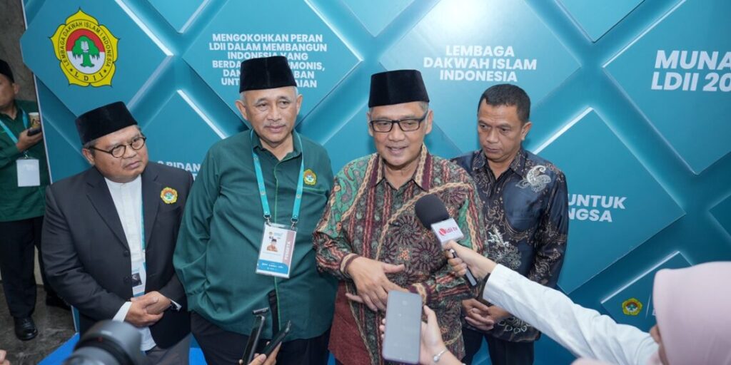 Menteri Haji dan Umrah KH Muhammad Irfan Yusuf saat sesi wawancara bersama KH Chriswanto Santoso oleh reporter