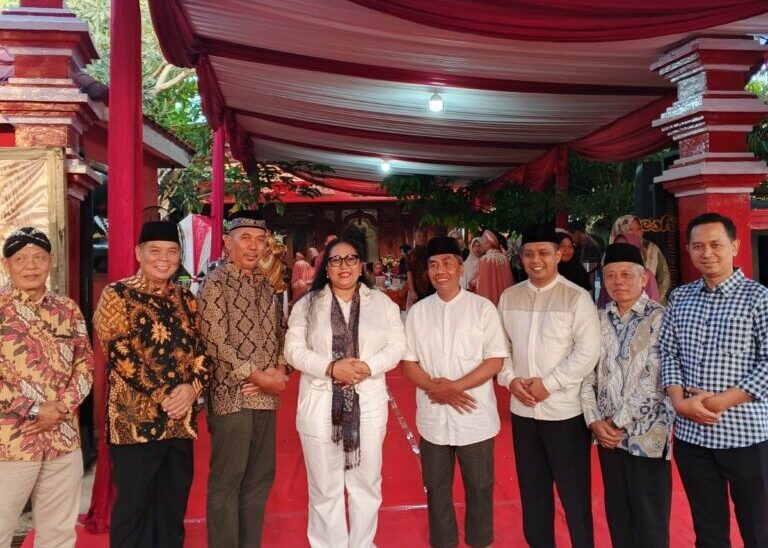 Ketua DPD LDII Gunungkidul berfoto bersama Bupati Gunungkidul dalam acara Open House di Rumah Bupati Gunungkidul
