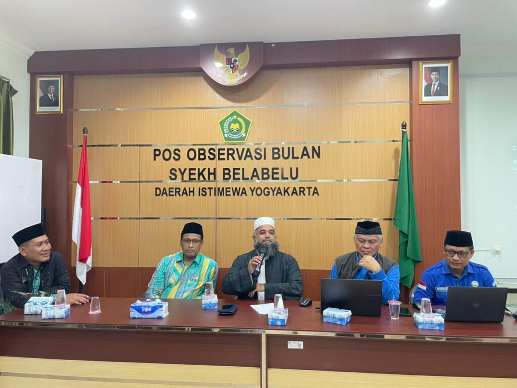 Syeh Nur Al Hasan didampingi Kakanwil, Ketua Badan Hisab Rukyat, dan Kepala BMKG DIY saat rukyatul hilal dzulhijjah 1447 H. Foto: Lines