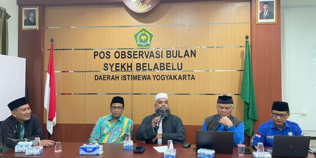 Syeh Nur Al Hasan didampingi Kakanwil, Ketua Badan Hisab Rukyat, dan Kepala BMKG DIY saat rukyatul hilal dzulhijjah 1447 H. Foto: Lines