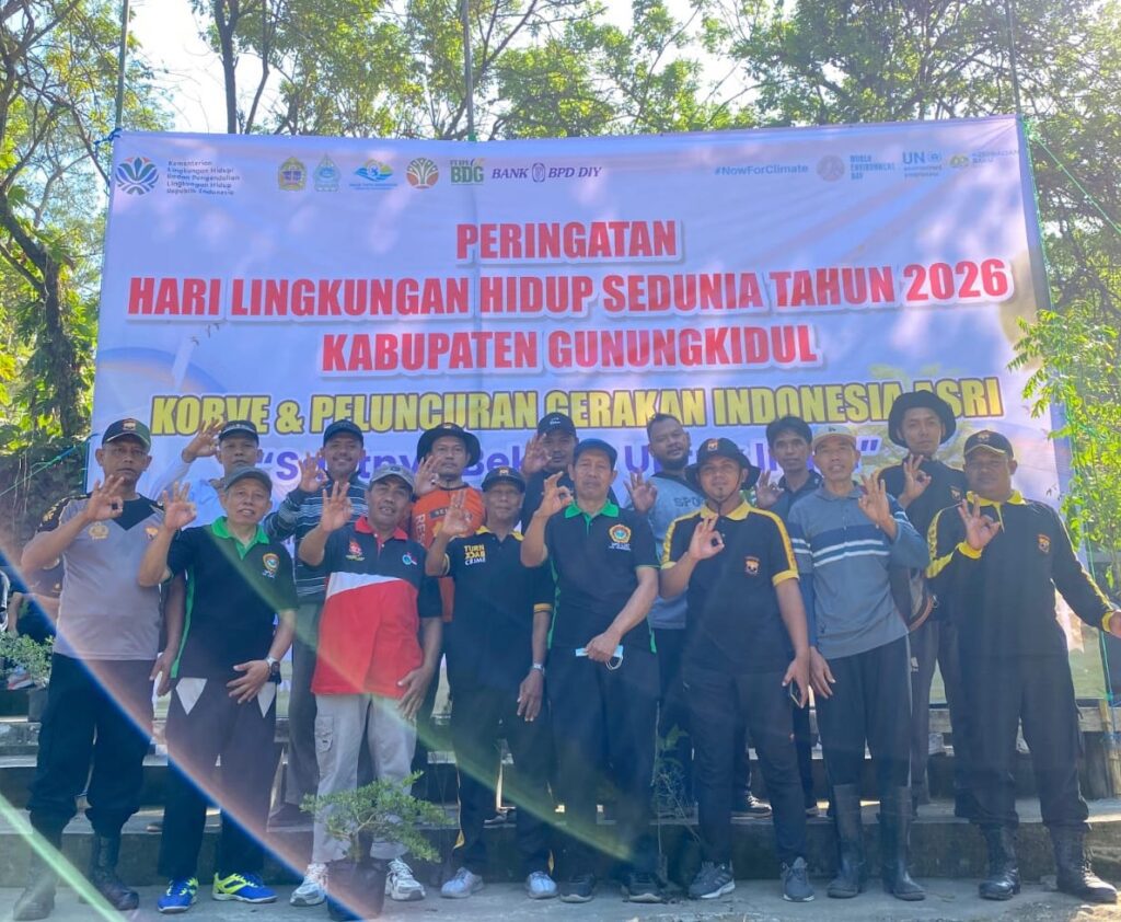 Foto bersama bersih pantai sundak LDII Gunungkidul bersama Pemkab dan OPD