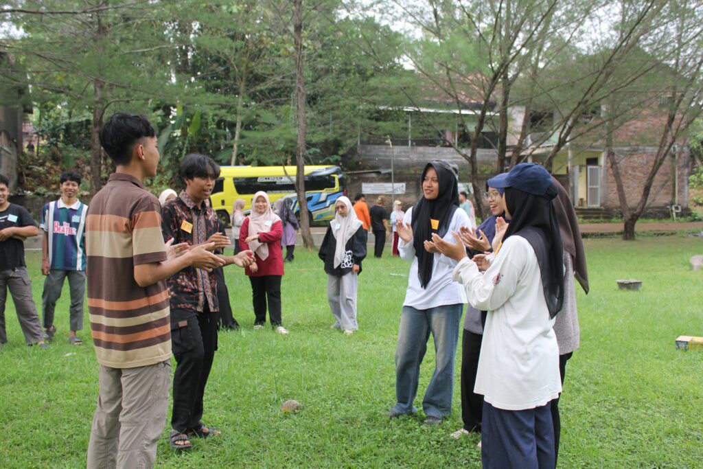 Sesi permainan interaktif pada acara keakraban dan silaturahim generus naungan PC LDII Kecamatan Kota Bojonegoro ke PC LDII Kapanewon Godean