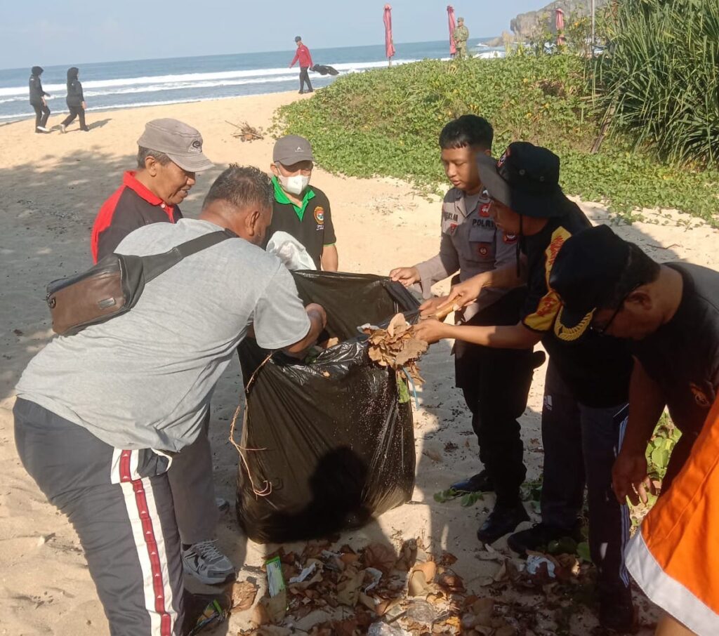 LDII Gunungkidul ambil bagian dalam bersih pantai sundak bersama Pemkab
