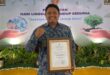 M. Chairul Huda, Ketua Kampung Proklim Sangurejo berfoto usai menerima penghargaan dari Sri Paduka Pakualam X