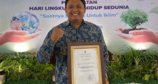 M. Chairul Huda, Ketua Kampung Proklim Sangurejo berfoto usai menerima penghargaan dari Sri Paduka Pakualam X