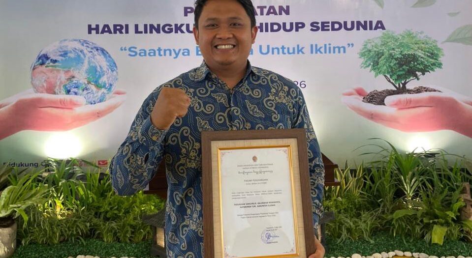 M. Chairul Huda, Ketua Kampung Proklim Sangurejo berfoto usai menerima penghargaan dari Sri Paduka Pakualam X