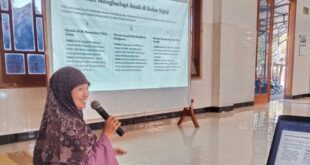 Narasumber FGD saat memberikan materi FGD Psikologi Anak dan Remaja