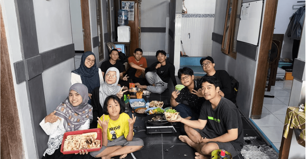 Pemuda PAC LDII Sukoharjo Menunjukkan Hasil Masakan Kebab yang sudah selesai dibuat