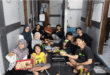 Pemuda PAC LDII Sukoharjo Menunjukkan Hasil Masakan Kebab yang sudah selesai dibuat