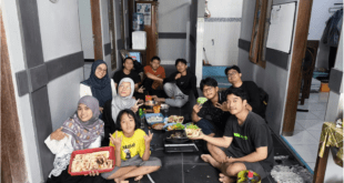 Pemuda PAC LDII Sukoharjo Menunjukkan Hasil Masakan Kebab yang sudah selesai dibuat