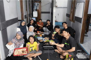 Pemuda PAC LDII Sukoharjo Menunjukkan Hasil Masakan Kebab yang sudah selesai dibuat
