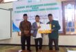 Ketua DPD LDII Gunungkidul dan Branch Manager BSI KCP Gunungkidul berfoto bersama dan menunjukkan hasil Nota Kesepahaman (MoU)