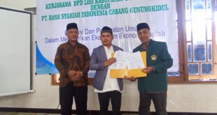 Ketua DPD LDII Gunungkidul dan Branch Manager BSI KCP Gunungkidul berfoto bersama dan menunjukkan hasil Nota Kesepahaman (MoU)