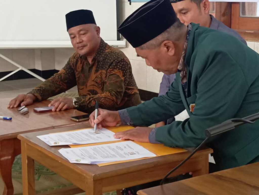 Ketua DPD LDII Gunungkidul Wahyu Rustanto menandatangani MoU antara LDII Gunungkidul dan BSI KCP Gunungkidul