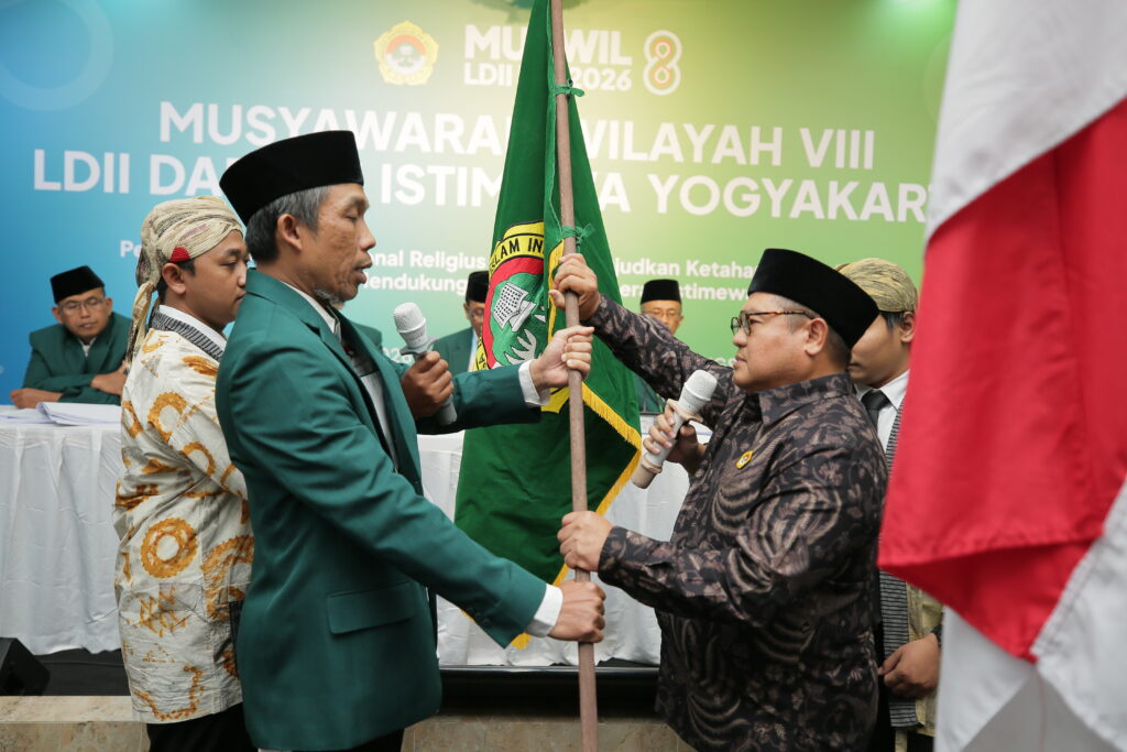 Ketua Umum DPP LDI Dody Taufiq Wijaya Mengukuhkan Atus Syahbudin Yang kembali Dipilih Sebagai Ketua DPW LDII DIY Periode 2026 - 2031 (doc/lines)