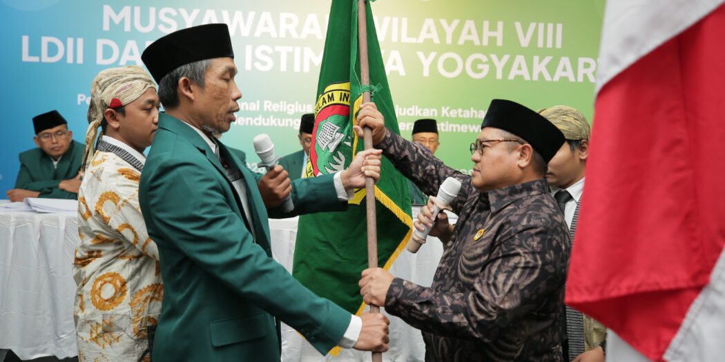 Ketua Umum DPP LDI Dody Taufiq Wijaya Mengukuhkan Atus Syahbudin Yang kembali Dipilih Sebagai Ketua DPW LDII DIY Periode 2026 - 2031