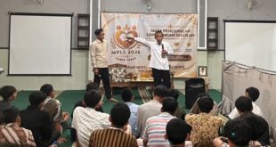 Atus Syahbudin menyampaikan materi Self Management pada Masa Pengenalan Lingkungan Sekolah dan Pondok (MPLS:P) SMA Insan Mulia Boarding School (IMBS) Yogyakarta