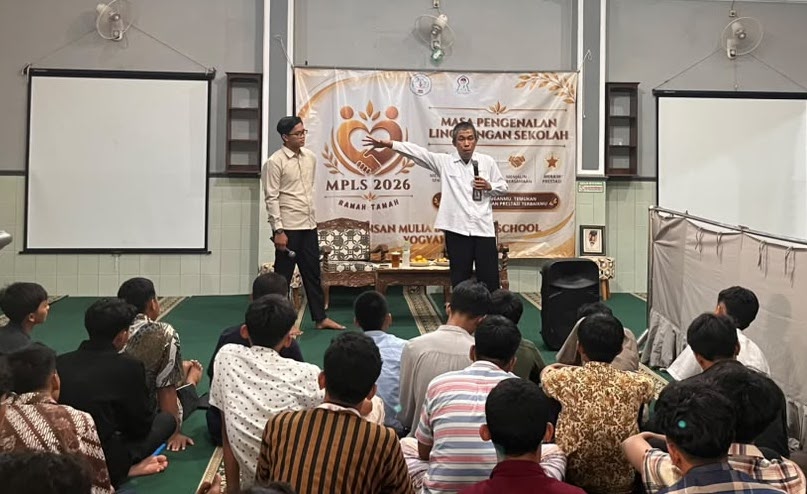 Atus Syahbudin menyampaikan materi Self Management pada Masa Pengenalan Lingkungan Sekolah dan Pondok (MPLS:P) SMA Insan Mulia Boarding School (IMBS) Yogyakarta