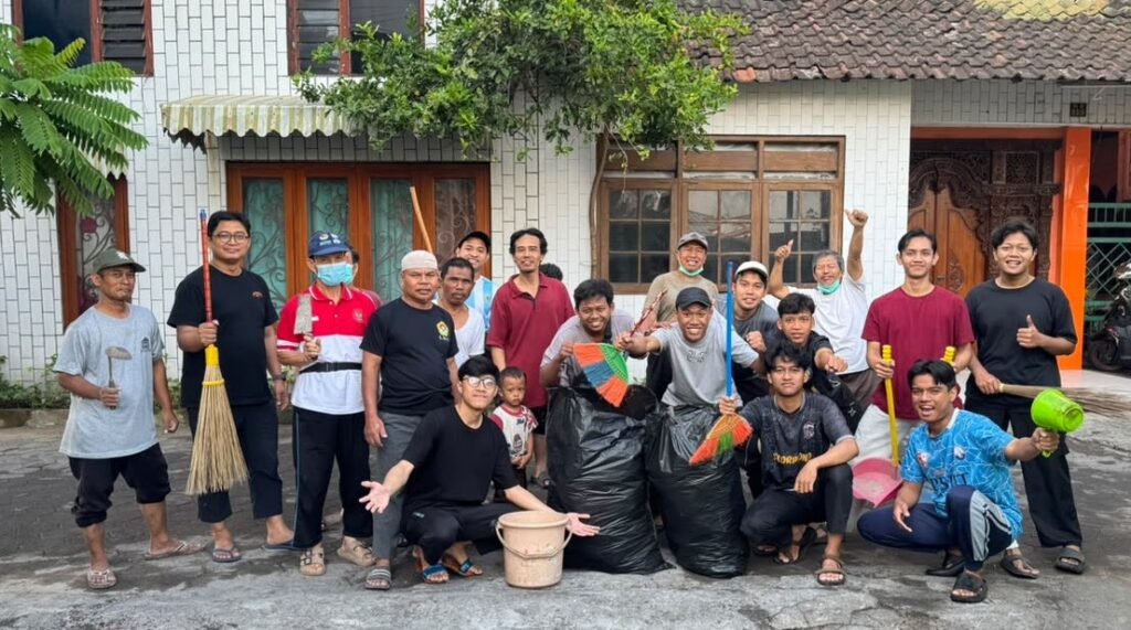 Berfoto bersama usai kerja bakti PC LDII Gondokusuman di lingkungan Masjid Ar-Royyaan, Sabtu (18/7)