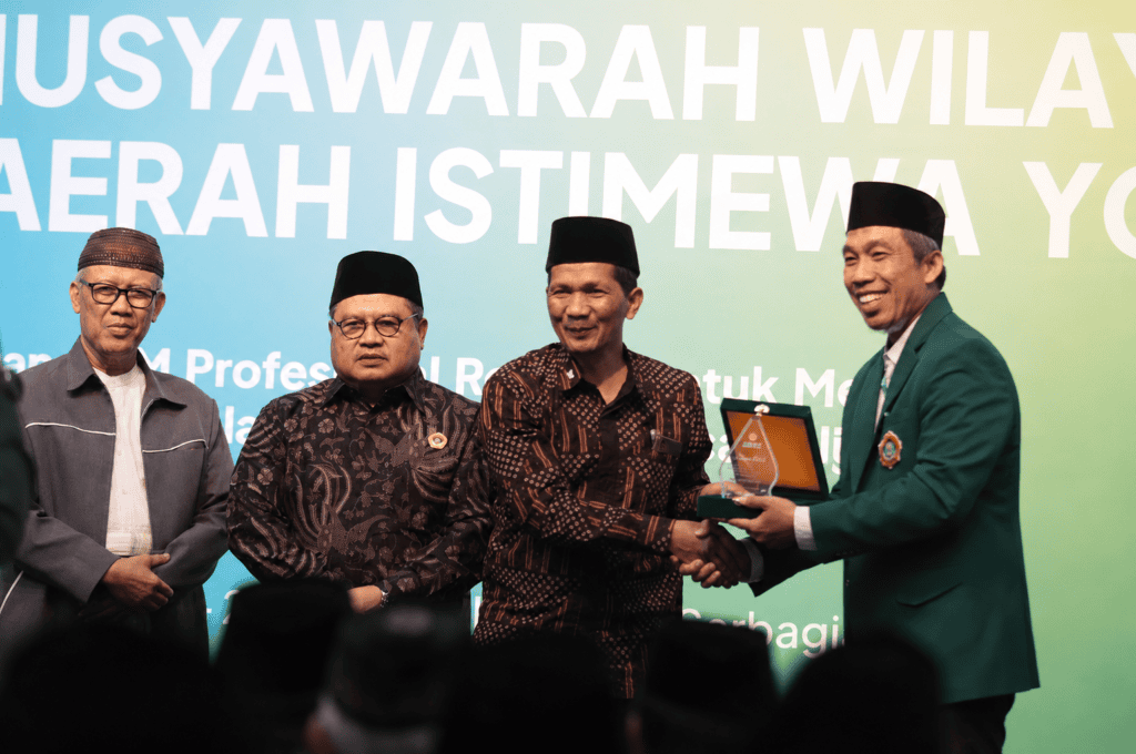 Atus Syahbudin berfoto bersama Kepala Biro Kesra DIY Faishol Muslim sekaligus memberikan cinderamata pada gelaran Muswil VIII LDII DIY (doc/lines)
