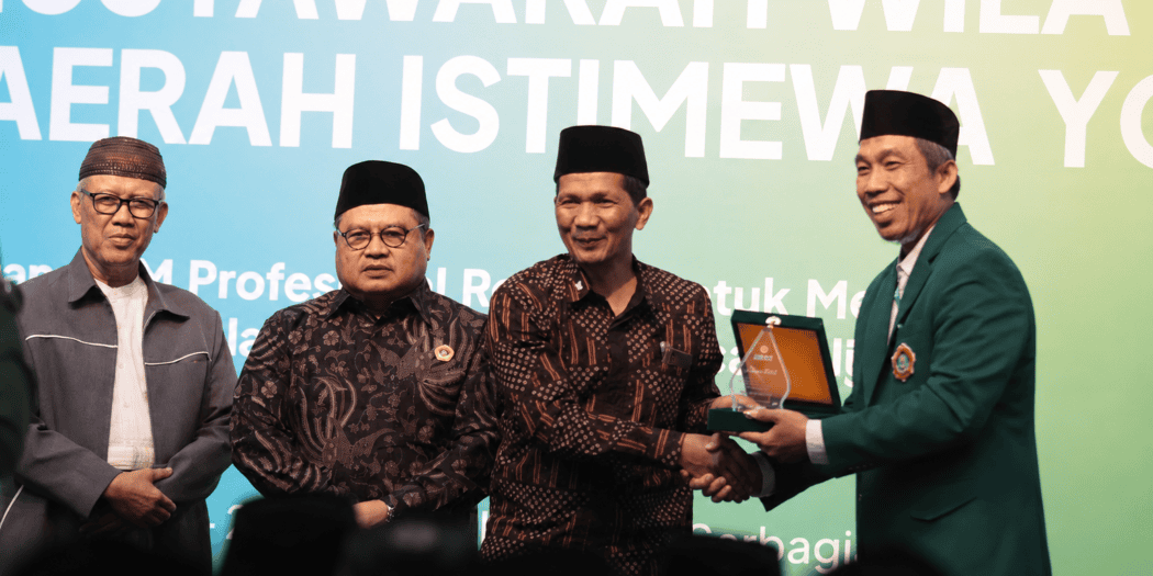 Atus Syahbudin berfoto bersama Kepala Biro Kesra DIY Faishol Muslim sekaligus memberikan cinderamata pada gelaran Muswil VIII LDII DIY (doc/lines)