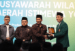Atus Syahbudin berfoto bersama Kepala Biro Kesra DIY Faishol Muslim sekaligus memberikan cinderamata pada gelaran Muswil VIII LDII DIY (doc/lines)