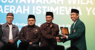 Atus Syahbudin berfoto bersama Kepala Biro Kesra DIY Faishol Muslim sekaligus memberikan cinderamata pada gelaran Muswil VIII LDII DIY (doc/lines)