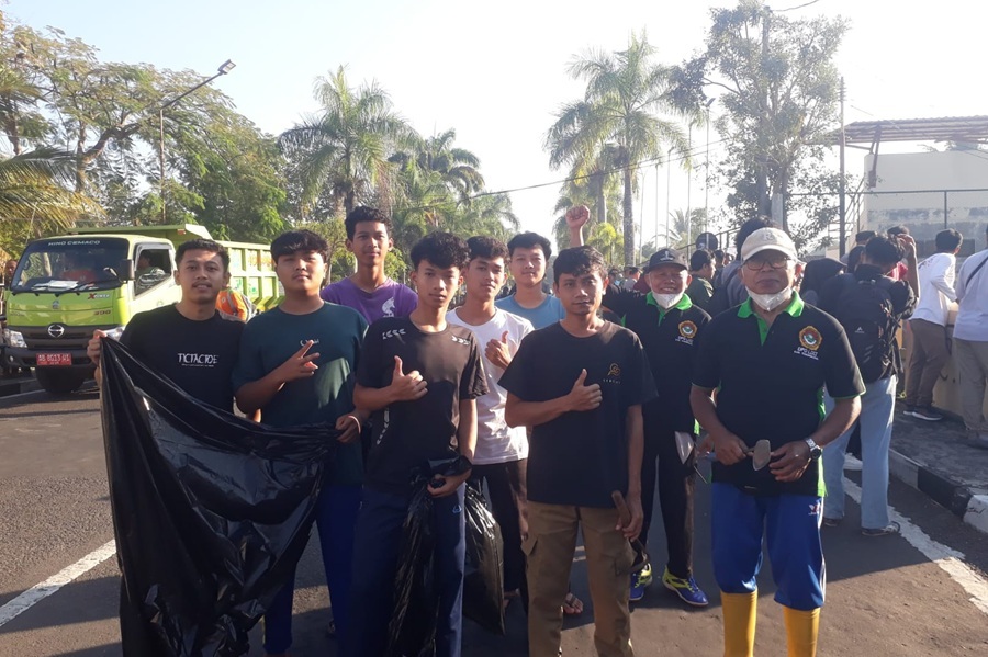 Kerja Bakti di hari Jum'at yang diselenggarakan Dinas Lingkungan Hidup diikuti berbagai Unsur termasuk LDII Kabupaten Gunungkidul