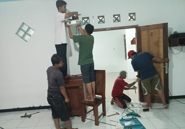 Kerja Bakti yang diselenggarakan oleh PAC LDII Sukoharjo ini tidak hanya Warga tetapi juga dari Generasi Muda