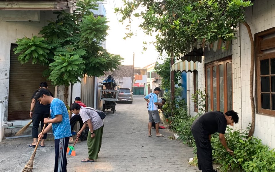 Kerja bakti PC LDII Gondokusuman dengan membersihkan lingkungan Masjid Ar-Royyaan, Klitren, Gondokusuman, Yogyakarta dan kawasan sekitarnya, Sabtu (18/7)