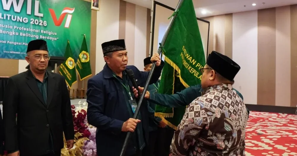 Ketua DPW LDII Babel terpilih, Supriyadi, menerima bendera panji organisasi dari Ketum DPP LDII. Foto: LINES