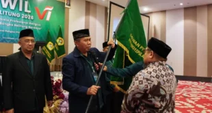 Ketua DPW LDII Babel terpilih, Supriyadi, menerima bendera panji organisasi dari Ketum DPP LDII. Foto: LINES