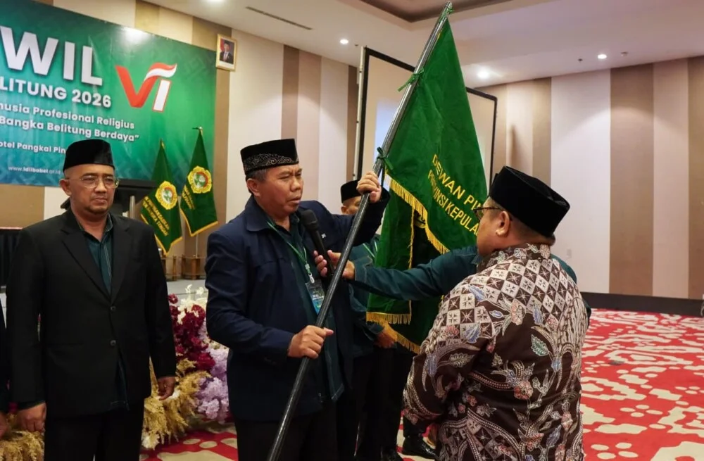 Ketua DPW LDII Babel terpilih, Supriyadi, menerima bendera panji organisasi dari Ketum DPP LDII. Foto: LINES