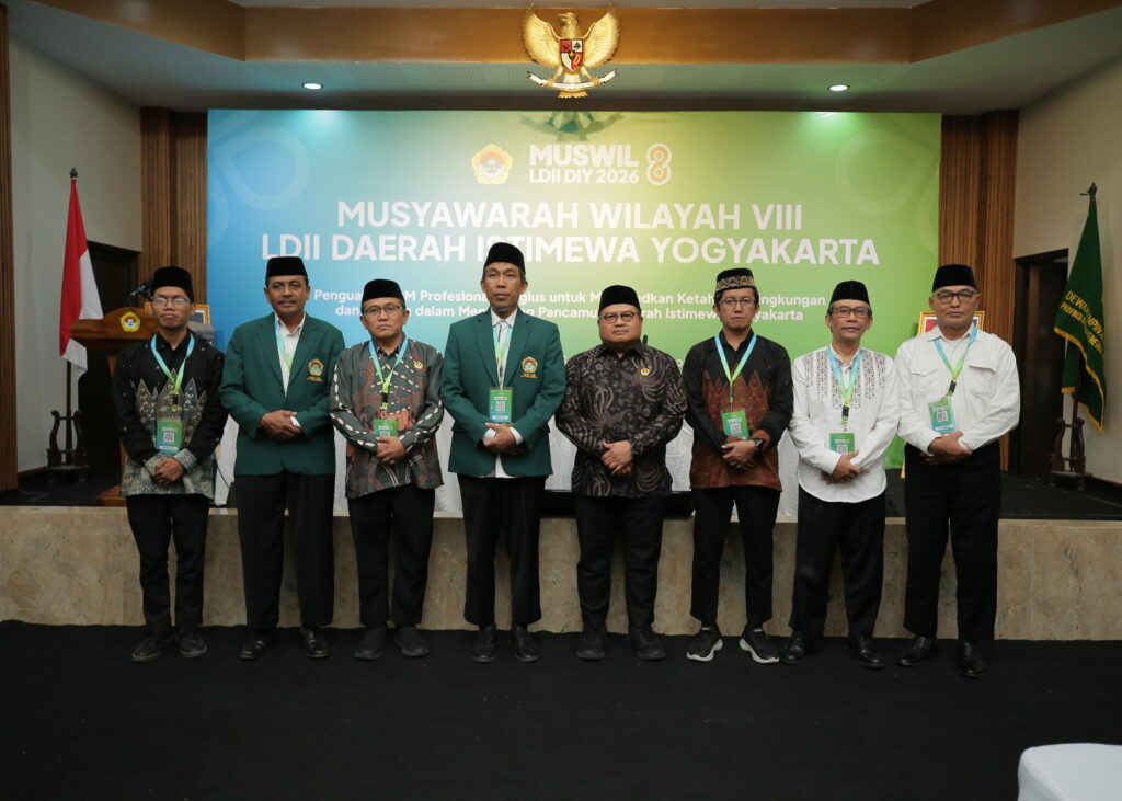 Ketua sekretaris dan bendahara DPW LDII DIY periode 2026 - 2031 berfoto bersama Ketum DPP LDII beserta jajaran pengurus DPP yang hadir dalam Muswil VIII LDII DIY (doc/lines)