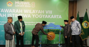 Kepala Biro Kesra Pemda DIY didampingi Wakil Ketua Komisi VIII DPR RI, Ketua Umum DPP LDII, dan Ketua DPW LDII DIY, membuka Muswil VIII DPW LDII DIY dengan pemukulan gong