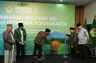 Kepala Biro Kesra Pemda DIY didampingi Wakil Ketua Komisi VIII DPR RI, Ketua Umum DPP LDII, dan Ketua DPW LDII DIY, membuka Muswil VIII DPW LDII DIY dengan pemukulan gong