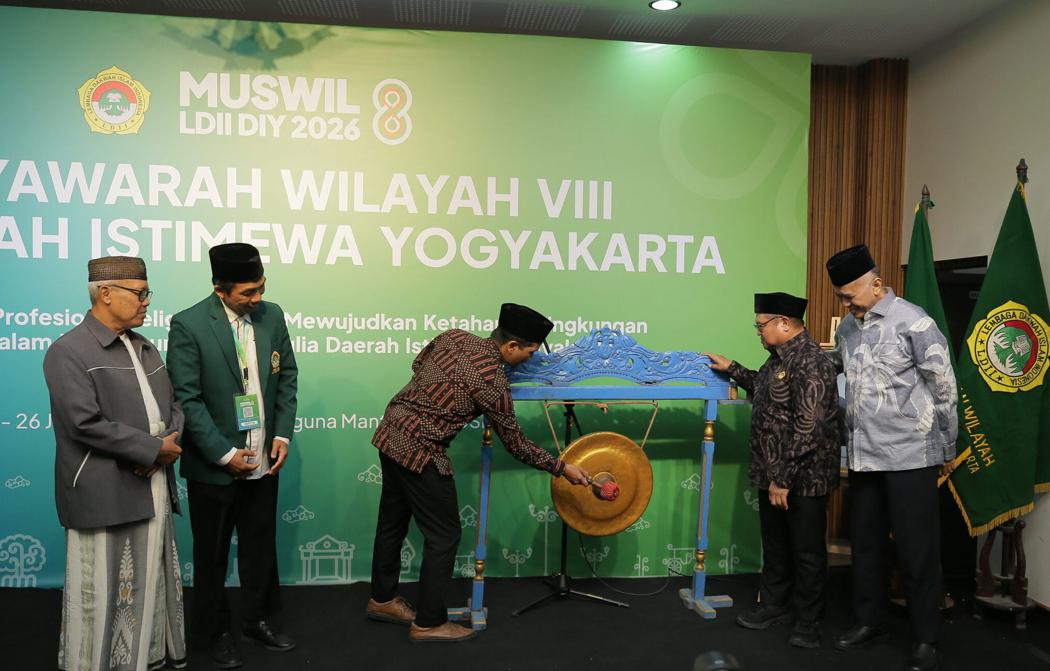 Kepala Biro Kesra Pemda DIY didampingi Wakil Ketua Komisi VIII DPR RI, Ketua Umum DPP LDII, dan Ketua DPW LDII DIY, membuka Muswil VIII DPW LDII DIY dengan pemukulan gong