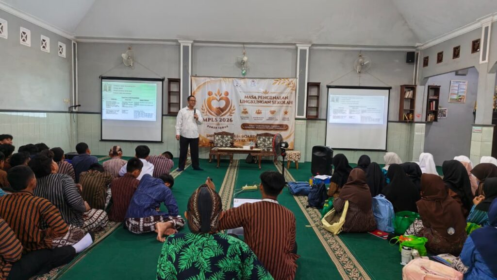 Masa Pengenalan Lingkungan Sekolah dan Pondok (MPLS:P) SMA Insan Mulia Boarding School (IMBS) Yogyakarta, siswa mengenakan busana gagrag jogja