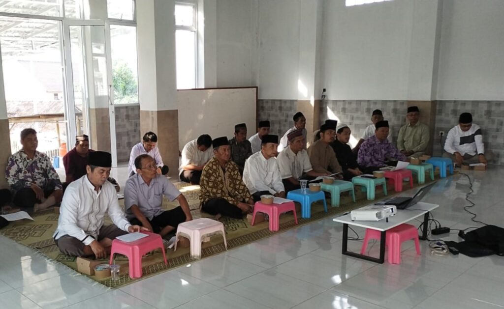 Para peserta Pengajian Lintas Masjid di Masjid Baitul Birrii untuk memperkuat kerukunan warga Padukuhan Ngropoh