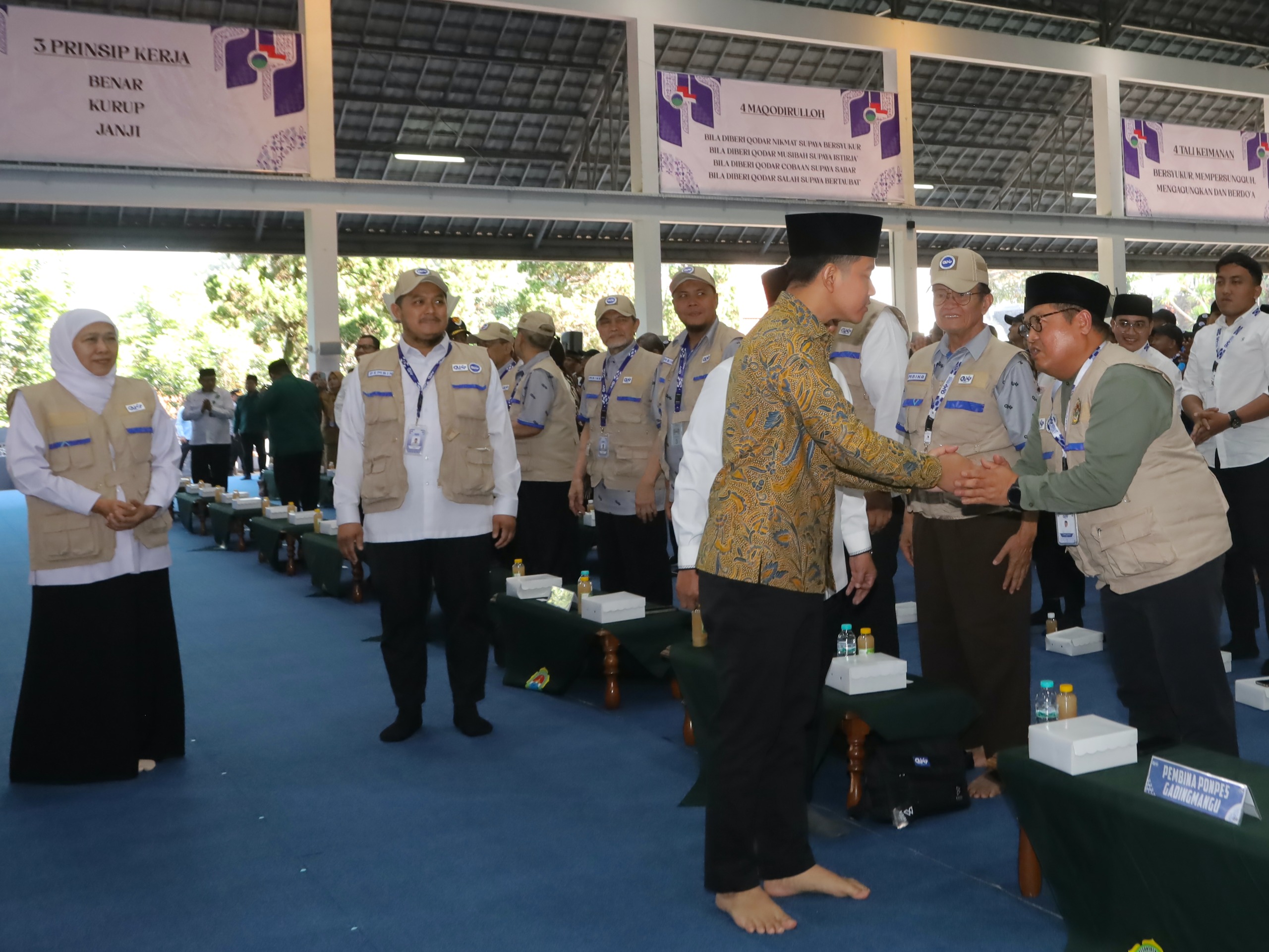 Wapres Gibran menyalami Ketum DPP LDII Dody Taufiq Wijaya pada Permata CAI 2026. Foto: LINES